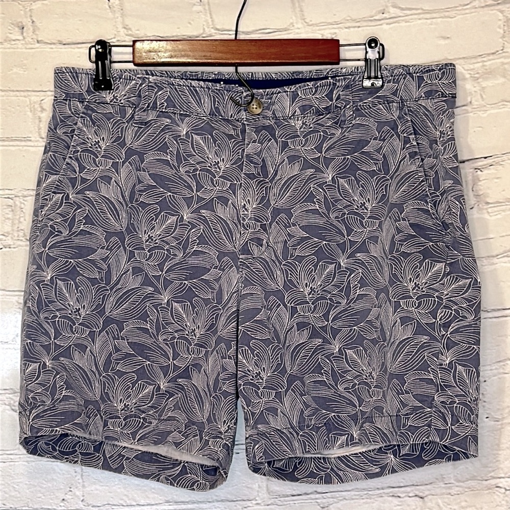 Crown & Ivy Blue & White Floral Motion Flex Shorts Size 36 Excellent Condition